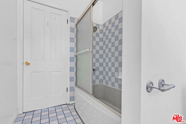 Building Photo - 736 N Poinsettia Pl