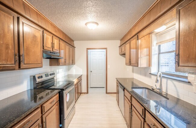 Building Photo - Great Location 3 Bed 2 Bath Home For Rent