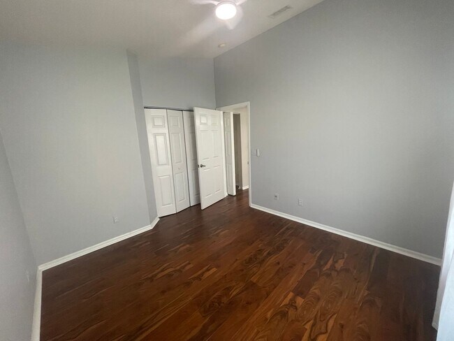 Building Photo - 5708 Greenwood Cir