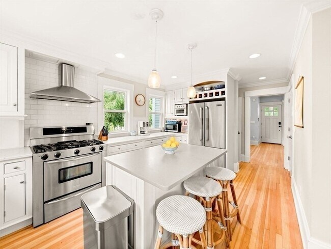 Building Photo - 548 Elm St