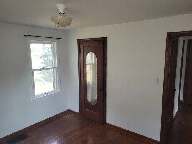 Building Photo - 2-Bedroom/1-Bath, Great Neighborhood