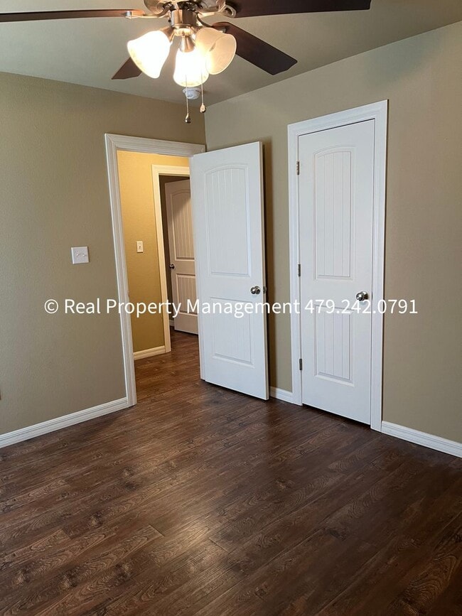 Building Photo - Very Nice 3B/2B Duplex Available NOW!