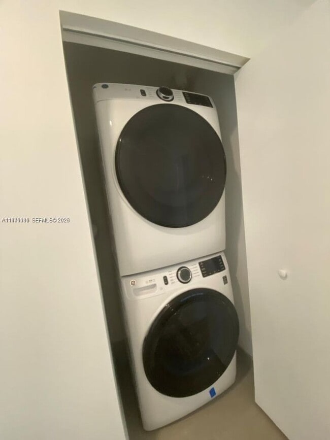 Building Photo - 2561 NE 193rd St