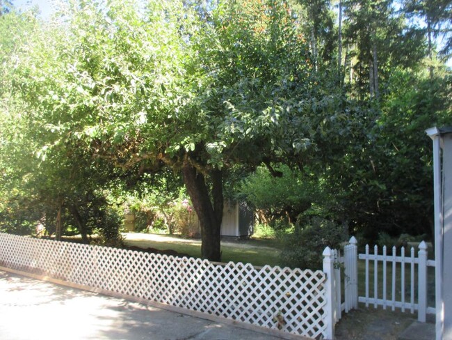 Building Photo - Rambler with Large Garage in Artondale