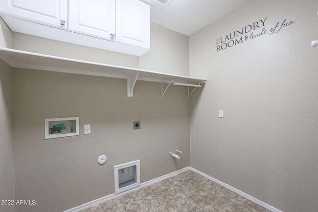 Building Photo - Beautiful 5 bedroom w/pool!