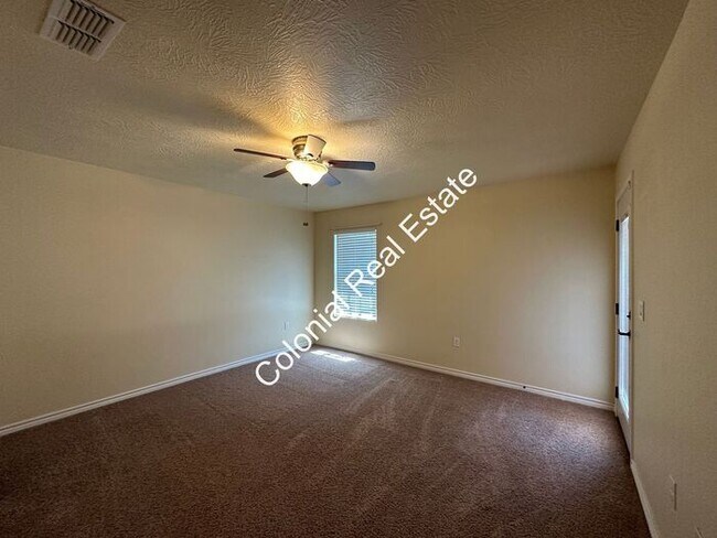 Building Photo - Spacious and updated 3 Bedroom 2 bathroom ...