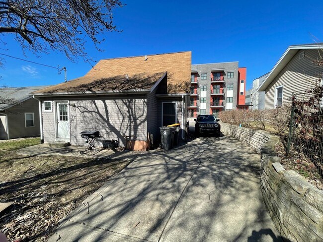 Building Photo - **AUGUST 2027** 3 Bedroom 3.5 Bathroom House