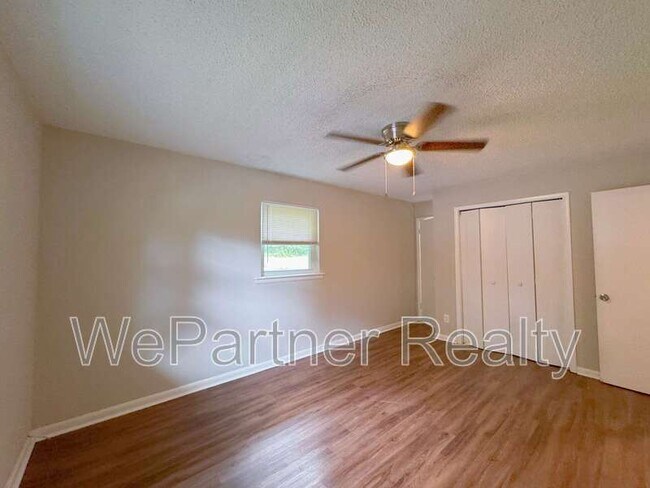 Building Photo - 2223 Shamrock Dr
