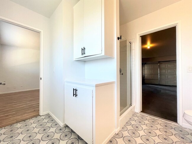 Building Photo - Remodeled Single Level Duplex!