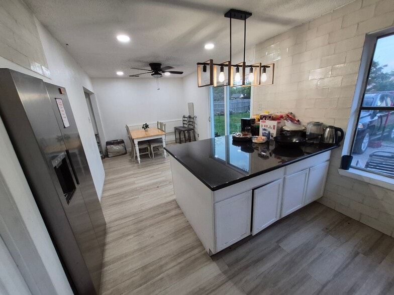 Building Photo - 1533 Bosque Dr