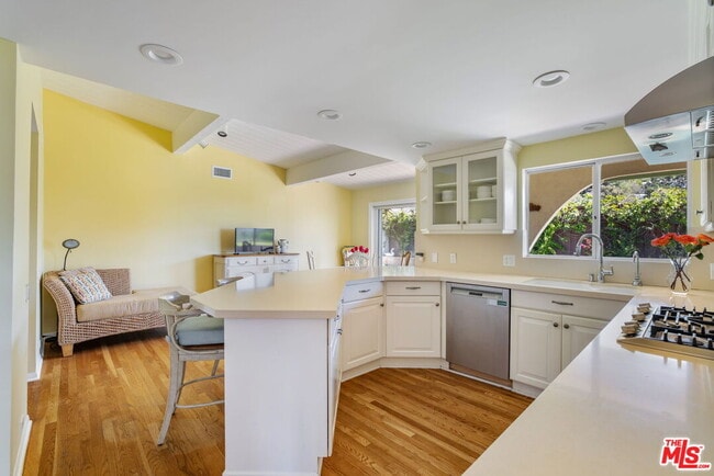 Building Photo - 1336 Bienveneda Ave