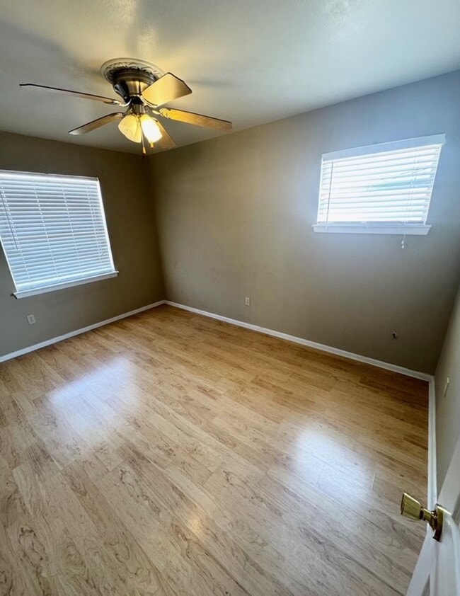 Building Photo - 2 Bed 2 Bath Ready To Move In ASAP!