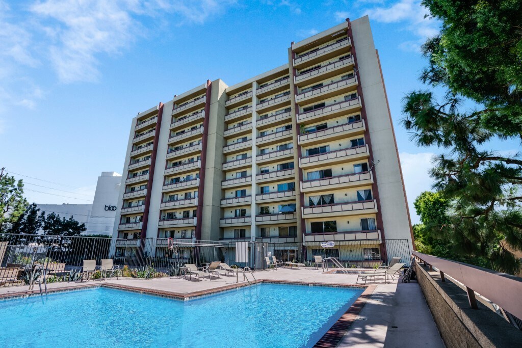 Building Photo - 321 S San Vicente Blvd
