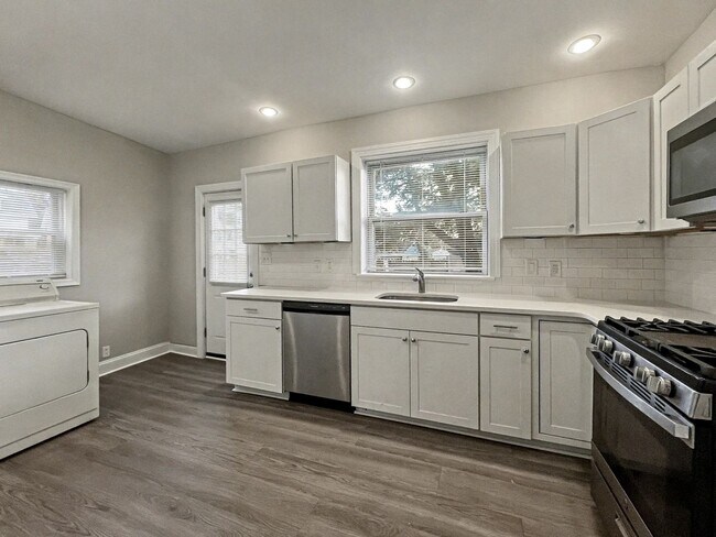 Building Photo - 4 Bedroom and 2 Bath House with In-Unit Laundry, Dishwasher, and Off-Street Parking