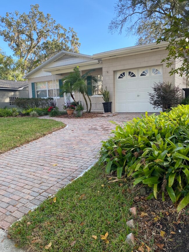 Building Photo - 612 Stetson St