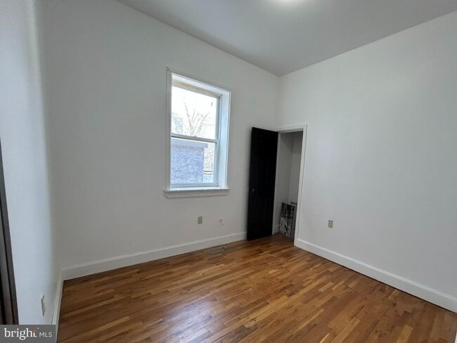 Building Photo - 2823 W Girard Ave