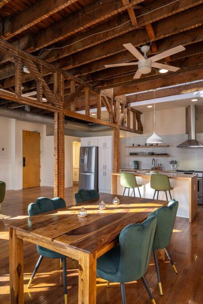 Building Photo - 100 E 13th St