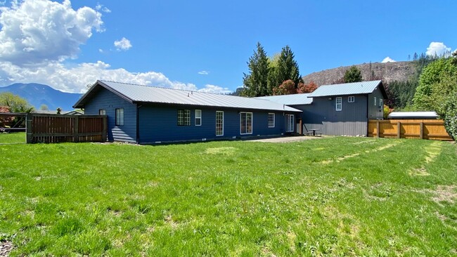 Building Photo - Lovely Home in Quiet Carson