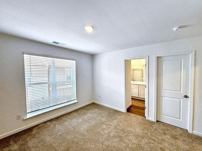 Building Photo - 4-Bedroom Home with Scenic Views and Conve...