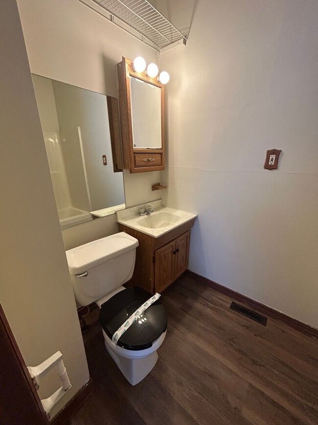 Building Photo - Charming One-Bedroom Home with Den and Cov...