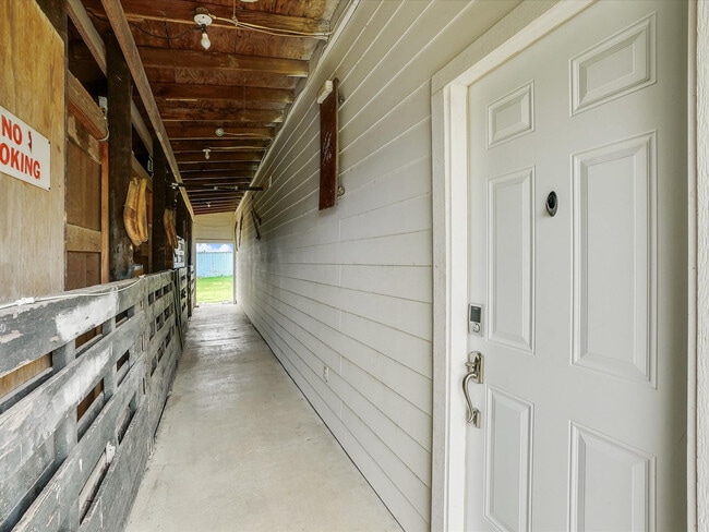 Building Photo - 1400 Shadow Brook Trail