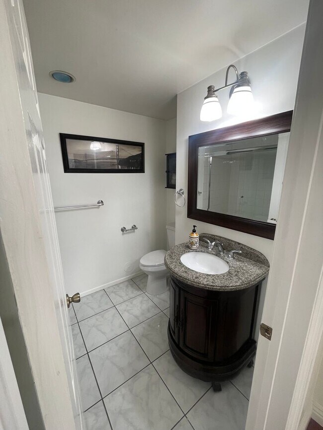 Building Photo - Beautiful 3 Bedroom, 2 Bathroom House w/ a Pool For Rent in Mission Viejo!