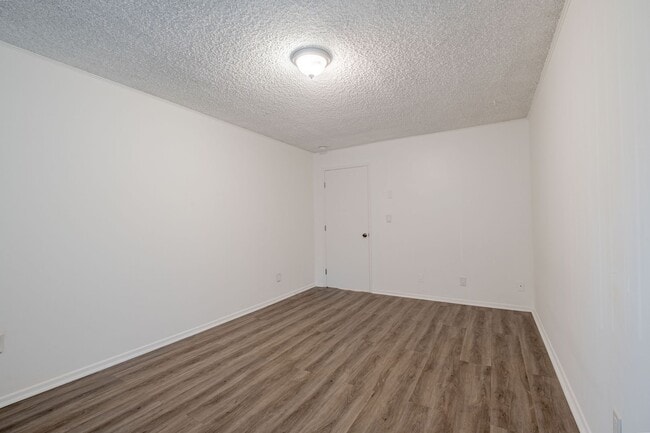 Building Photo - Spacious 1 bed 1 bath apartment in Santa Monica! ** 1 GARAGE PARKING SPACE INCLUDED!**