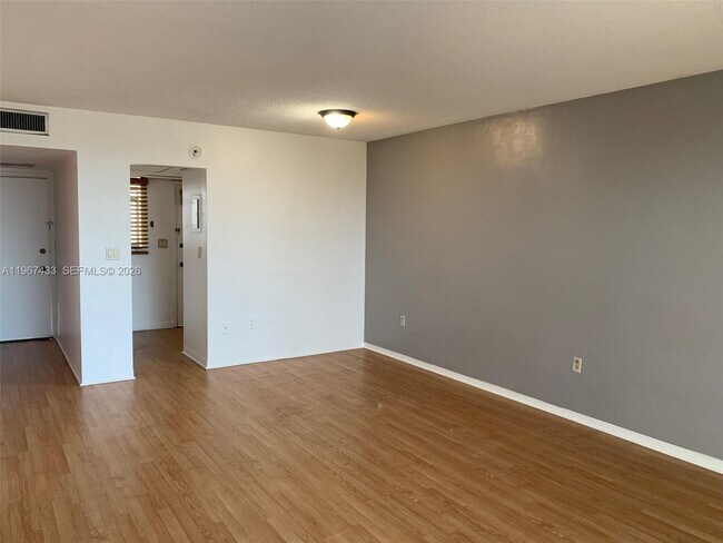 Building Photo - 2859 Leonard Dr