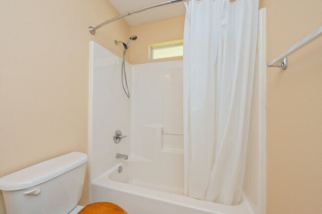 Building Photo - Spacious Home in Navarre!