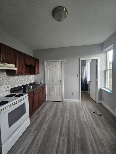 kitchen/living room - 5210 Master St