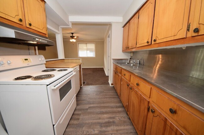 Building Photo - 4 Bedroom, 2 Bathrooms Near UOM and Highland