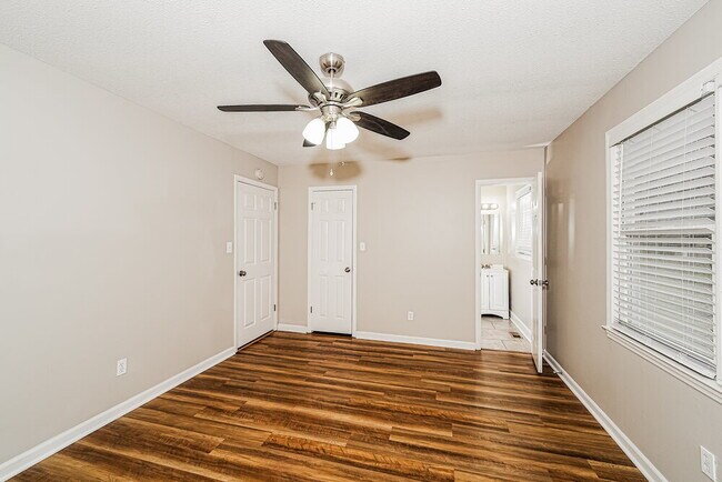 Building Photo - 800 Dunwoody Ln