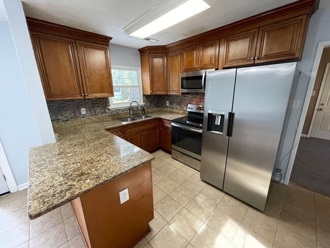 Building Photo - AVAILABLE NOW! 4 BEDROOM 2 BATH SINGLE FAMILY HOME IN CAROLLANE FARMS