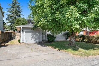 Building Photo - Charming 2-Bedroom Ranch with Garage & Fen...