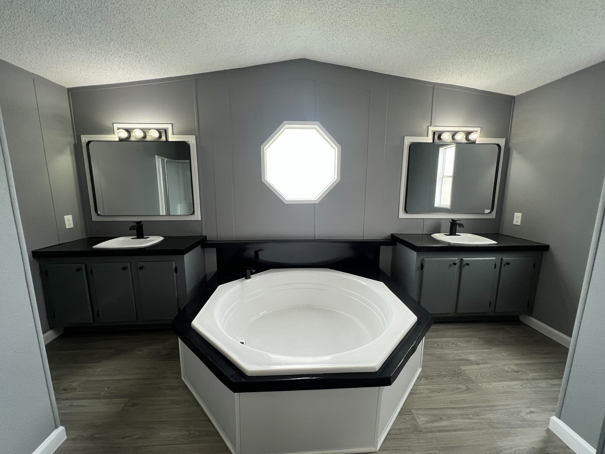 Building Photo - 750 Silent Valley Rd