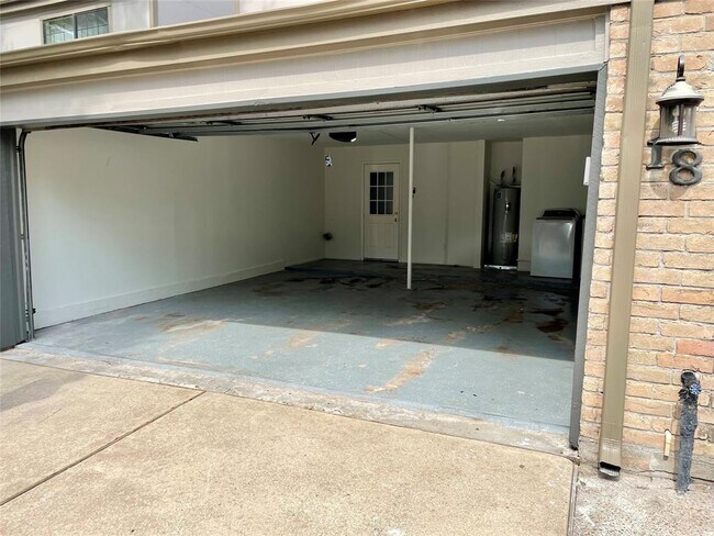 Building Photo - 880 Tully St