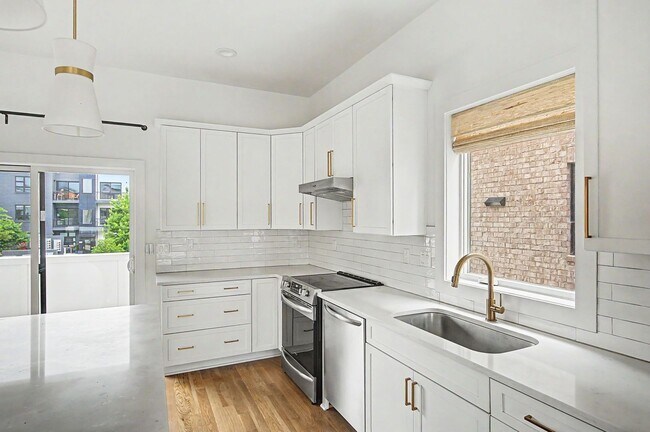 Building Photo - Stunning 3BR/3.5BA contemporary condo in the heart of Wedgewood-Houston!