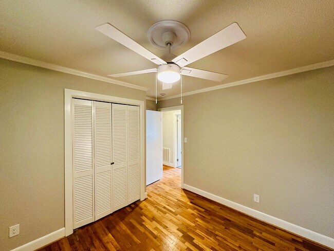 Building Photo - HINTON AVENUE - 4 Bedroom - Perfect for UN...