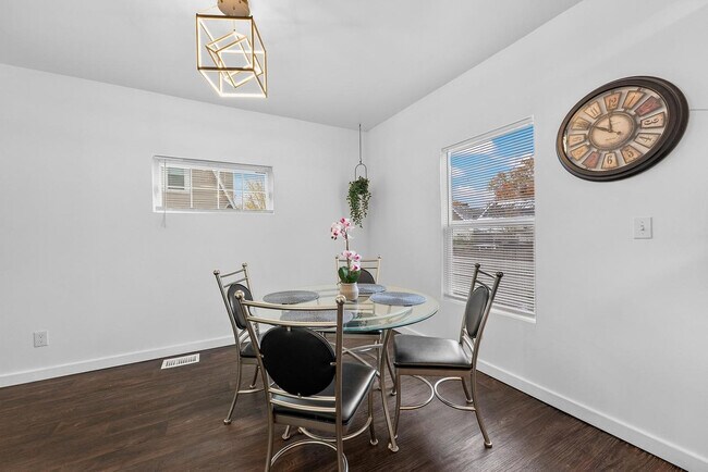 Building Photo - 2009 Sharon St