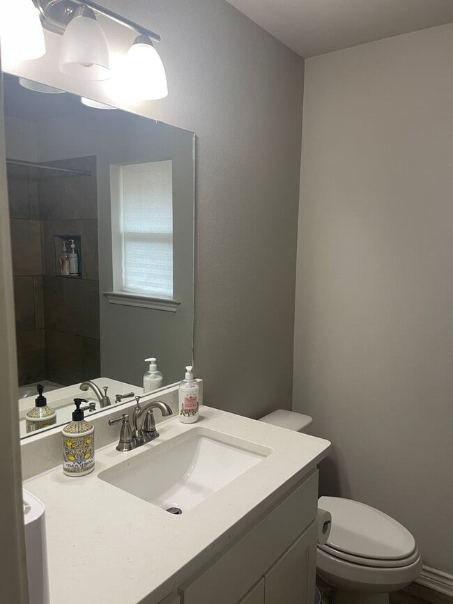 Building Photo - Bryan - 3 Bedroom / 2 Bath / 2 car garage / fenced in back yard.