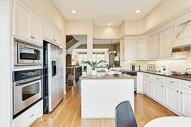 Building Photo - 5422 Lillian St