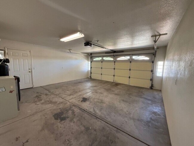 Building Photo - Occupied Do Not Disturb Tenant 3 Bedroom Plus Den & 2 Bath home Contact Property Pros Property Ma...