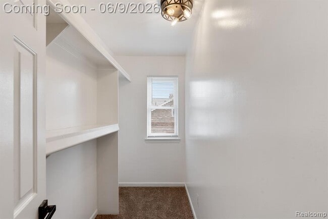 Building Photo - 3260 Sashabaw Rd