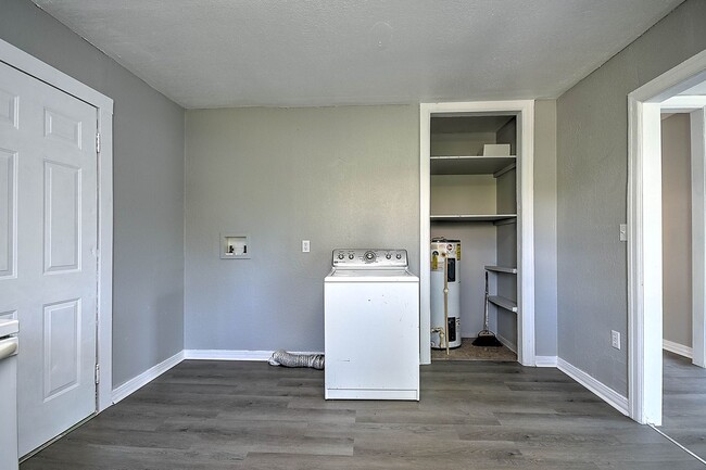 Building Photo - 304 N Hardin St