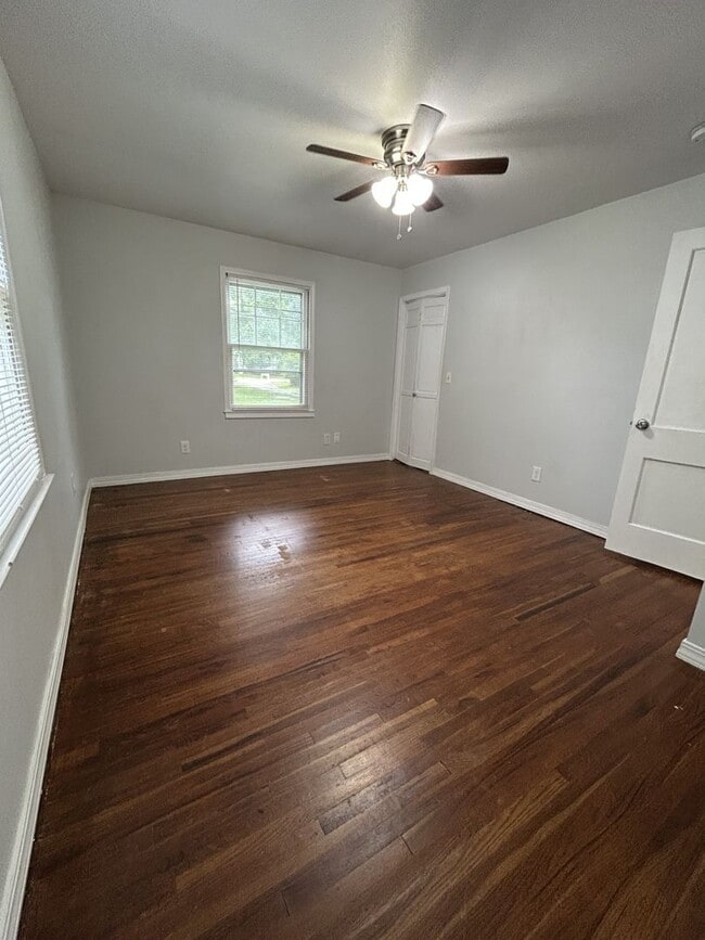 Building Photo - Beautiful 3 Bedroom/ 1.5 bath