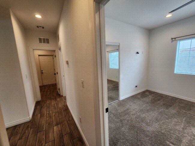 Building Photo - Single Story with Casita