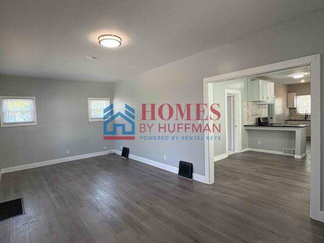 Building Photo - Two Bedroom House | Updated Unit