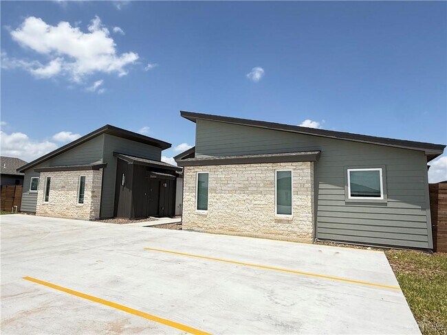 Building Photo - 28 Onyx Dr