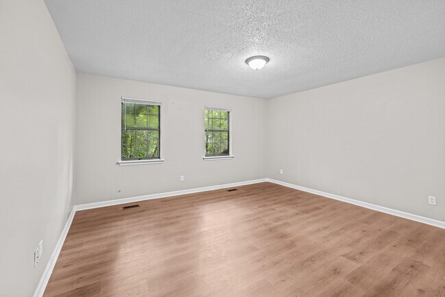 Building Photo - 646 Valley Crest Dr