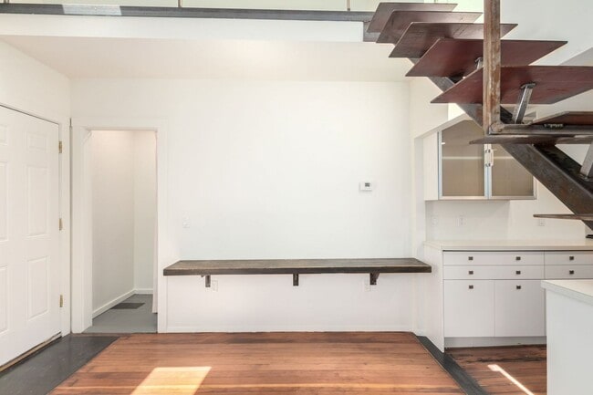 Building Photo - Gorgeous Loft near Roosevelt Row!